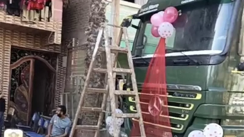 بعد احتراق شاب داخل سيارة نقل أهالى قرية بالدقهلية يجمعون تبرع تجاوز المليون جنية لشراء سيارة جديدة لاسرته