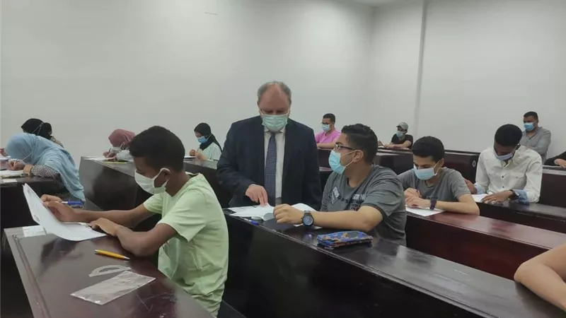 رئيس جامعة بنى سويف التكنولوجية يتفقد لجان الامتحانات