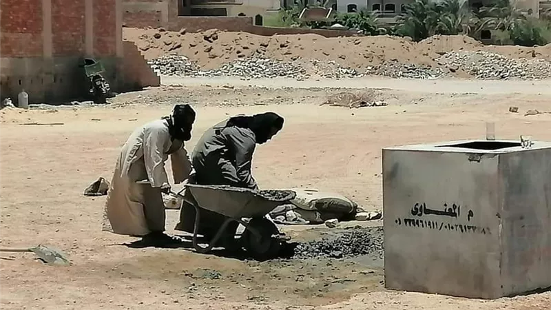 رئيس مدينة القصير يتابع آخر المستجدات بمشروع الصرف الصحى