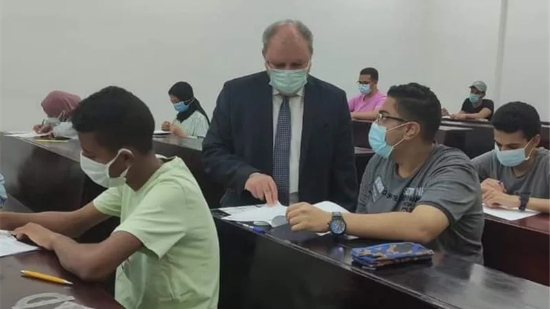 رئيس جامعة بنى سويف التكنولوجية يتفقد لجان الامتحانات.