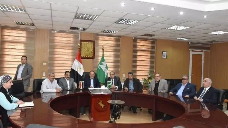 محافظ الشرقية يلتقي رئيس الغرفة التجارية ويُشيد بدورها المجتمعي في رعاية الأسر الأولى بالرعاية