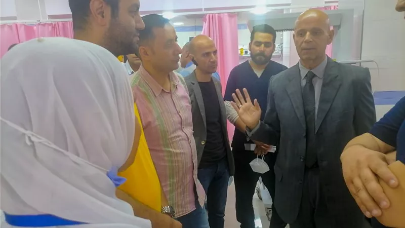 وكيل وزارة الصحة يطمئن علي حالات النزلات المعوية بمستشفي ديرب نجم