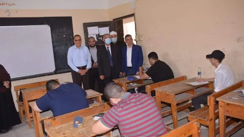 محافظ الشرقية يتفقد لجان إمتحانات الثانوية الأزهرية بمعهد الصفوة النموذجي الإبتدائي بنين