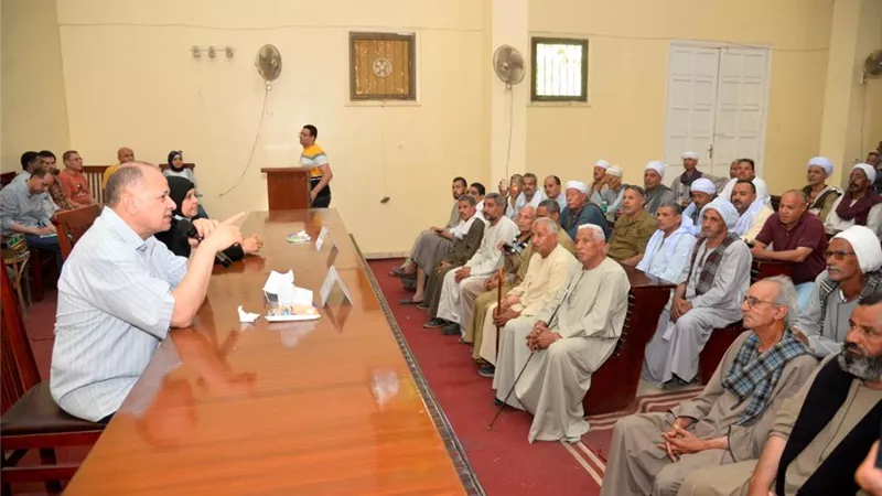 محافظ أسيوط يجتمع برؤساء مجالس ادارات الجمعيات الزراعية لحث المزارعين على توريد القمح للشون والصوامع
