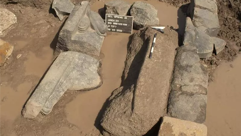 الكشف عن كتل حجرية من عهد الملك خوفو بمعبد الشمس بهليوبليس.. صور