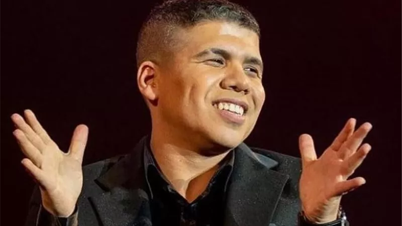 عمر كمال يتعمد إخفاء ملامح فتاة عبر إنستجرام _تعرف على التفاصيل