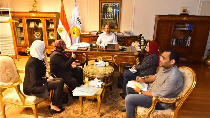 محافظ أسيوط يلتقي النواب ويطالبهم بتحفيز المزراعين على توريد القمح ..صور