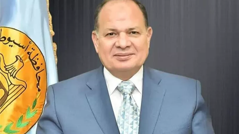 محافظ أسيوط يؤكد أهمية تدريب ورفع كفاءة العاملين لتحديث بنية الجهاز الإداري