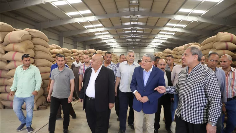 محافظ المنيا : مستمرون فى استقبال توريد القمح من المزارعين
