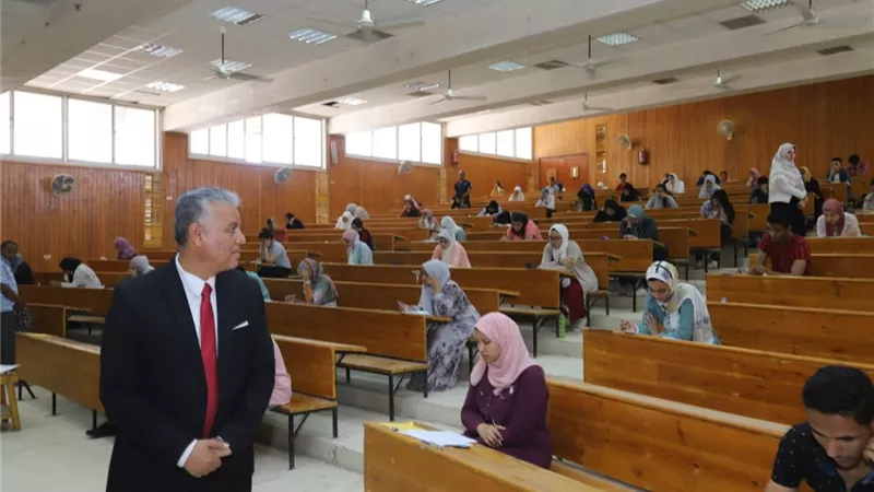 رئيس جامعة جنوب الوادي يواصل جولاته التفقدية لإمتحانات نهاية العام..صور