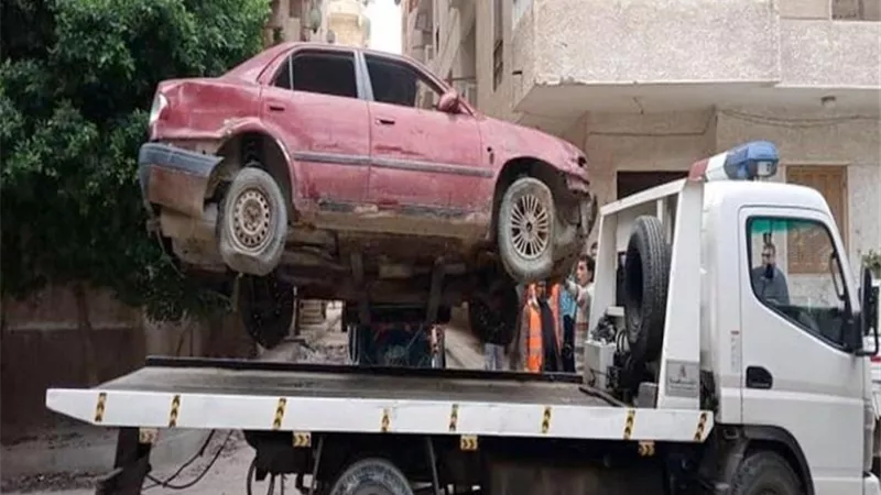 متروكة ومتهالكة.. الداخلية: رفع 73 سيارة من الشوارع