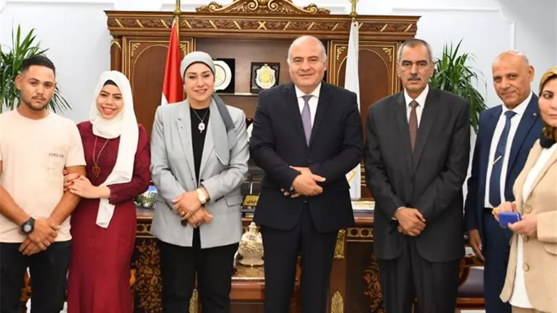 خطوبه فتاتين من دار الرحمة بمكتب محافظ قنا