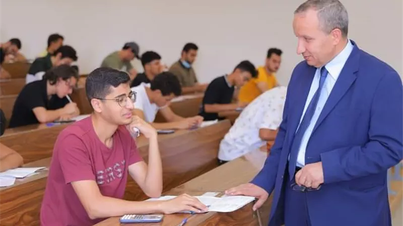 رئيس جامعة السويس يتفقد امتحانات آخر العام في 4 كليات