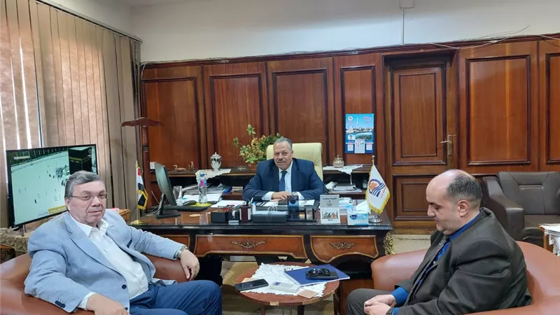 سكرتير محافظة قنا يبحث مخاطر الإئتمان وتمويل المشروعات الصغيرة