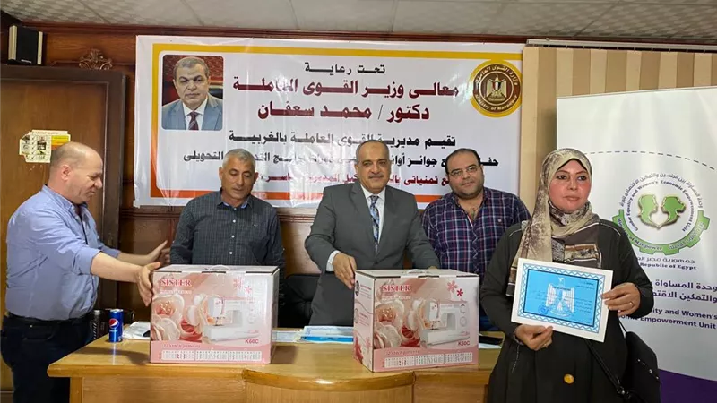 القوى العاملة: تسليم ماكينات خياطة لخريجي التدريب على مهنة التفصيل والحياكة بالغربية
