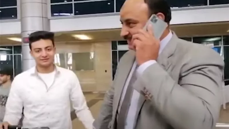 مطار القاهرة يستقبل الطالبين المصريين المحرّرين من الاختطاف بجنوب إفريقيا