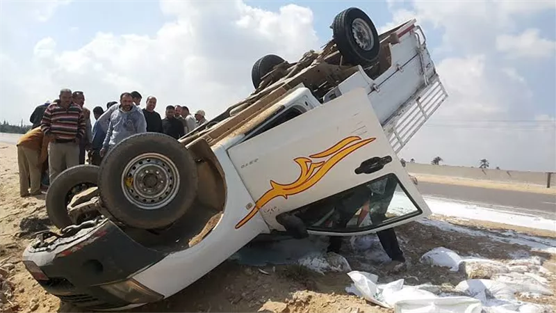 مصرع وإصابة ١٣ شخص فى انقلاب سيارة ربع نقل شمال الغردقة