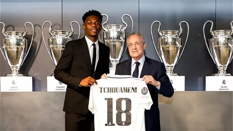 تشواميني يرتدي قميص نجم ريال مدريد الراحل