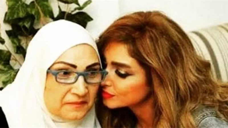 بعد خضوعها لعملية بالمخ.. روجينا تطلب الدعاء لوالدتها