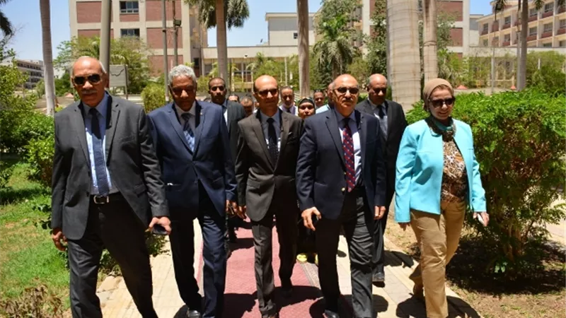 رئيس جامعة أسيوط يشهد وقائع افتتاح معرض الطاقة الخضراء Green Eneregy بكلية الزراعة