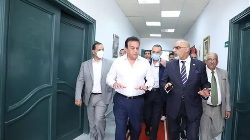 عبد الغفار يتفقد مستشفي رأس التين العام وجمال عبدالناصر بالإسكندرية