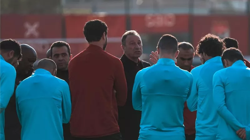 الخطيب يجتمع بلاعبى الأهلى بعد رحيل موسيمانى