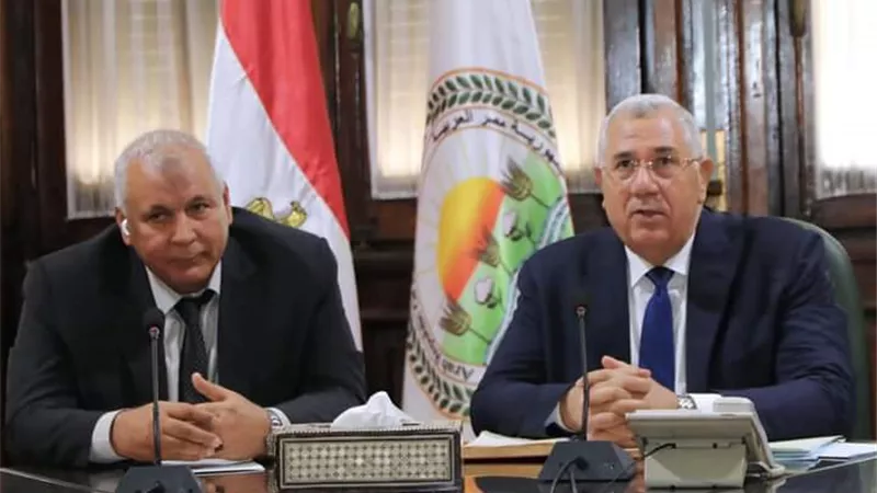 القصير ومحافظ الوادى الجديد يبحثان سبل التوسع فى إنتاج القمح والحرير
