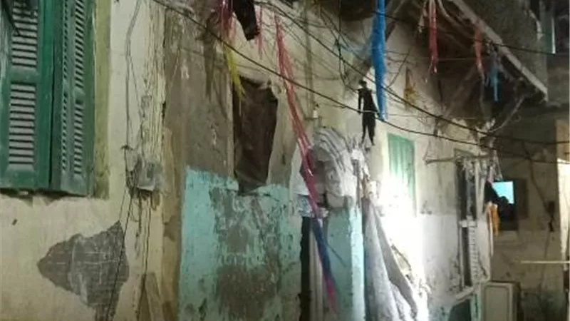 العناية الالهية تنقذ عاملا من الموت فى انهيار عقار بحى الجمرك بالاسكندرية .. صور