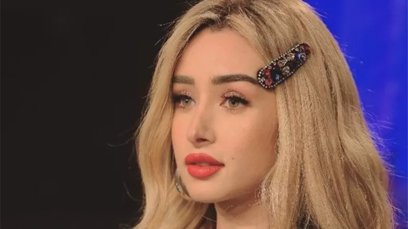 بـ أحمر شفاه جرئ.. هنا الزاهد باطلالة ساحرة .. فيديو