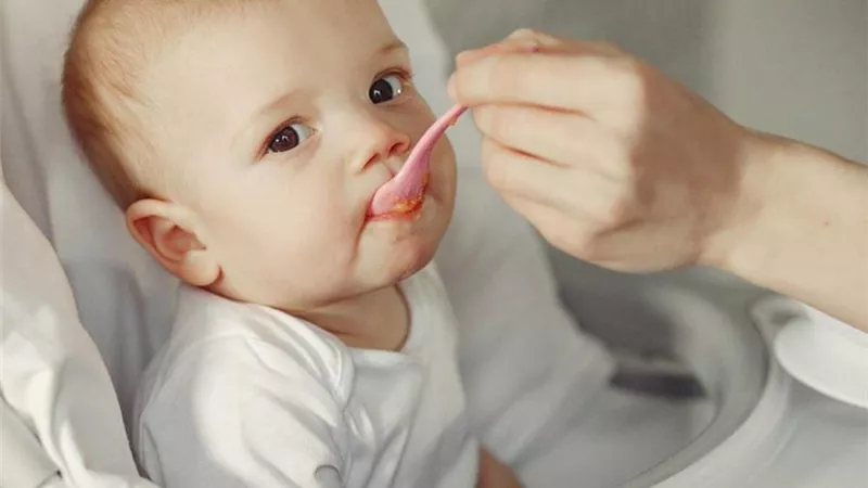 متى يتناول الأطفال العسل ؟ وما هى فوائده ومخاطره