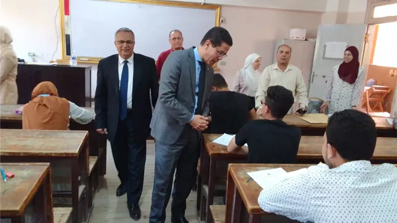 نائب رئيس جامعة بنها للدراسات العليا يتفقد سير الامتحانات بكلية العلوم