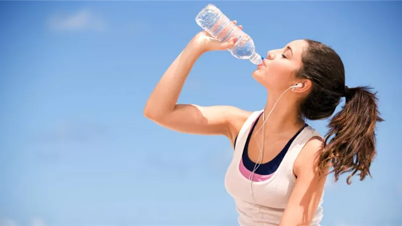 طبيب يكشف مخاطر نقص الماء في الجسم