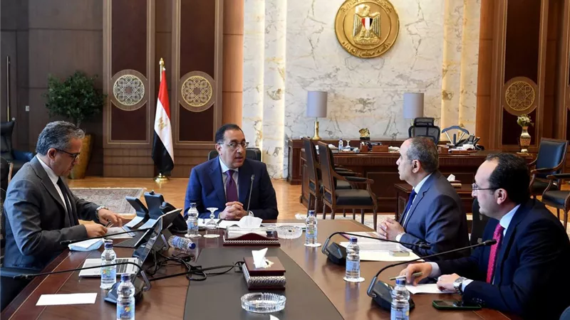 رئيس الوزراء يتابع مع وزيرى السياحة والطيران المدنى حركة السياحة الوافدة
