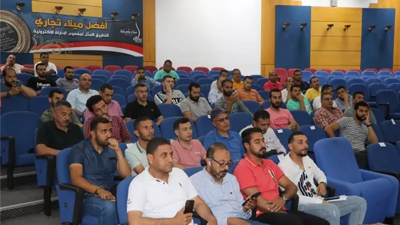 ميناء دمياط يناقش منظومة التسجيل المسبق للشاحنات