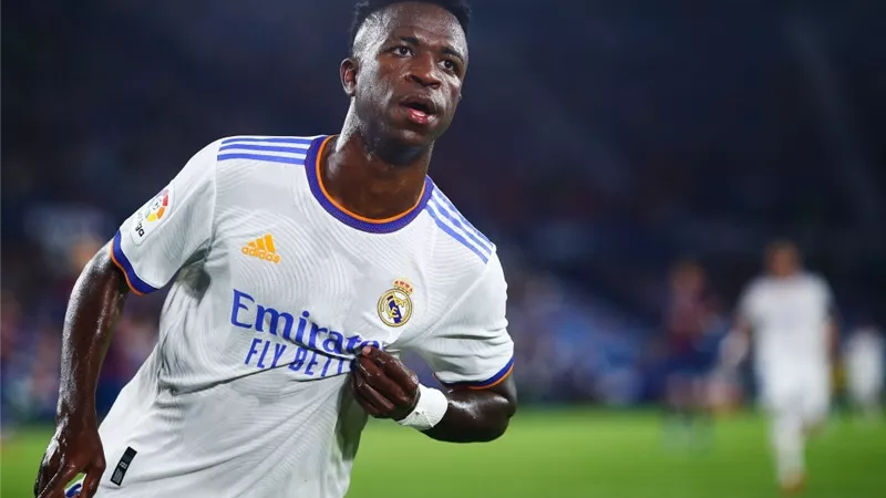 ريال مدريد يجدد عقد فينيسيوس لمدة 4 سنوات