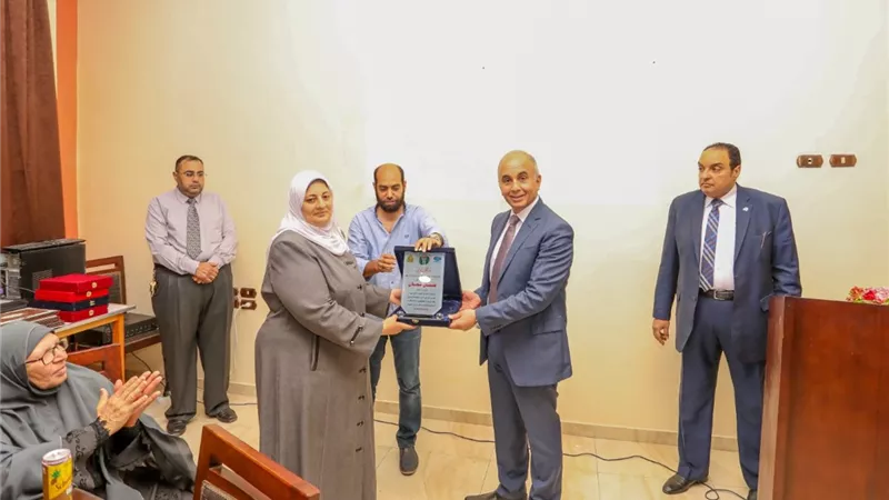 رئيس جامعة الزقازيق يكرم الإدارات الحاصلة علي شهاده الأيزو