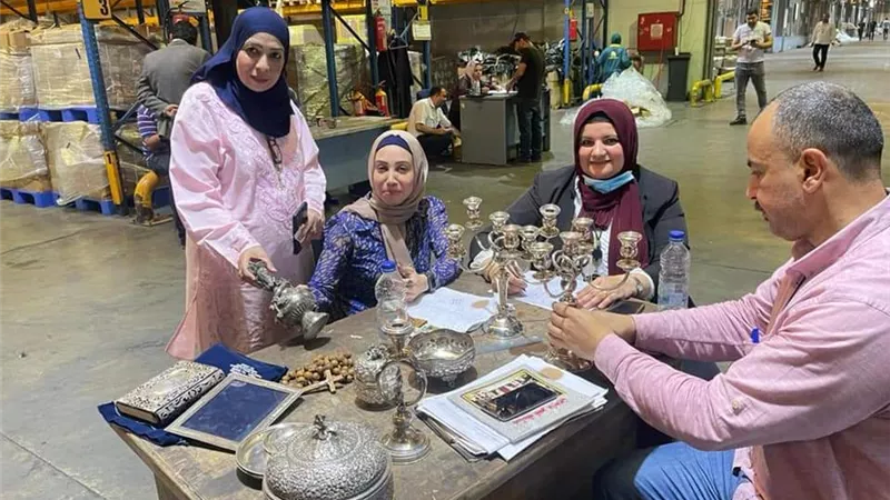 جمارك الواردات الجوية تضبط محاولة تهريب تمثال وقطع أثرية