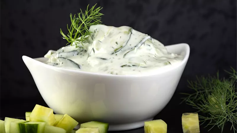 سلطة الزبادي بالخيار بطريقة سهلة ولذيذة.. تعرفي عليها