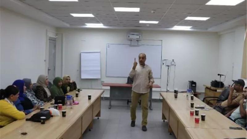 تدريب العاملين بخدمة عملاء مياه بنى سويف علي لغة الإشارة