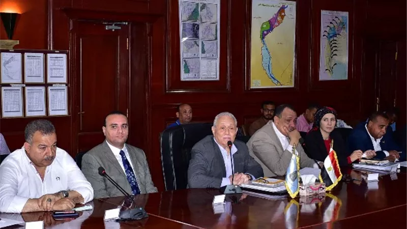 محافظ الأقصر يبحث الموقف التنفيذى لمشروعات 