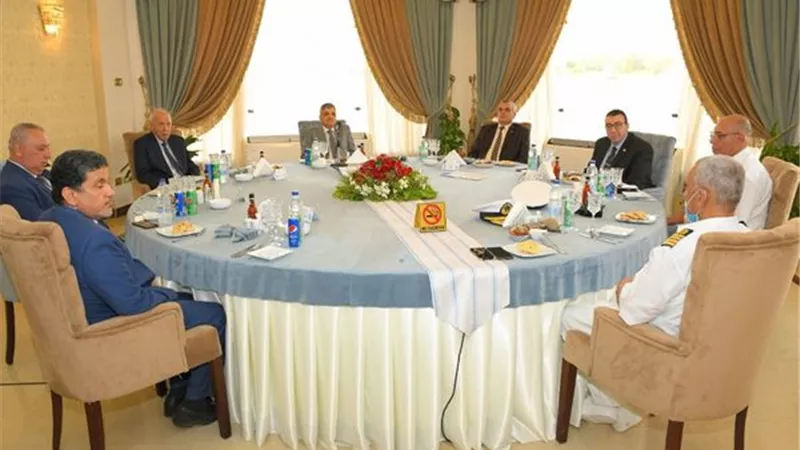 الفريق ربيع يكرم فريق عبور أحدث وحدة لنقل الغاز المسال في العالم..صور