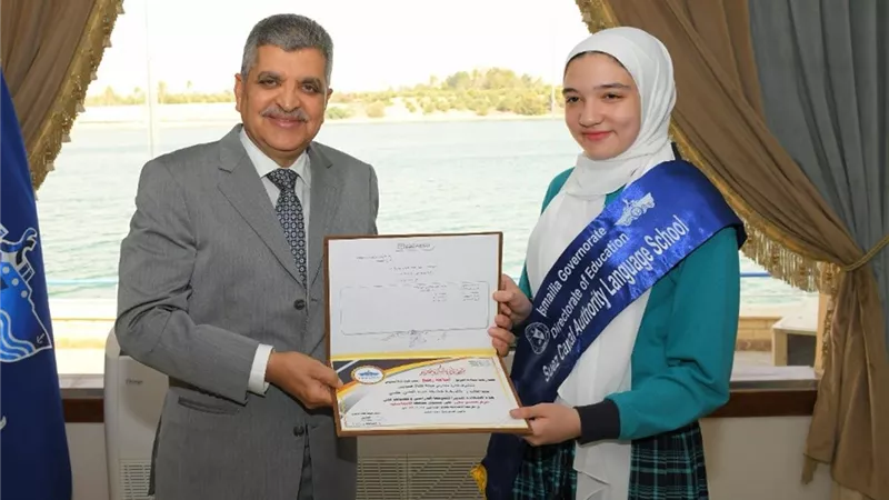 الفريق ربيع يكرم أوائل الشهادة الإعدادية بمدارس الهيئة في الإسماعيلية..صور