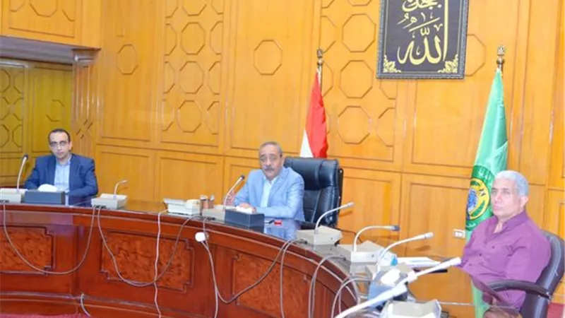 محافظ ونواب الإسماعيلية يستعرضون المشكلات الخدمية..صور