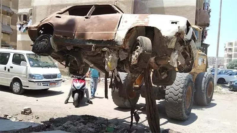 متروكة ومتهالكة.. الداخلية: رفع 70 سيارة من الشوارع