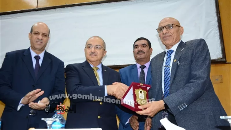 رئيس جامعة أسيوط يكرم مدير عام الأمن الجامعى لبلوغه السن القانونية للمعاش