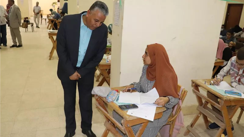 رئيس جامعة جنوب الوادي يطمئن على حالة طالب الصحيه خلال الامتحانات