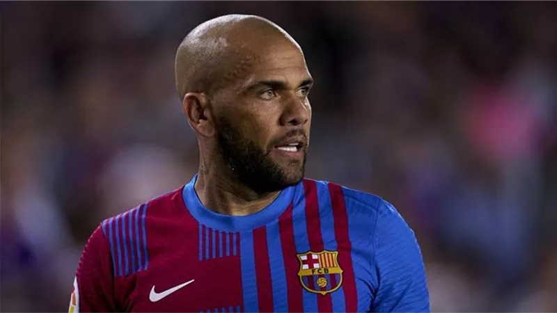 مدرب منتخب مصر السابق يضم دانى ألفيس لفريقه الاسبانى