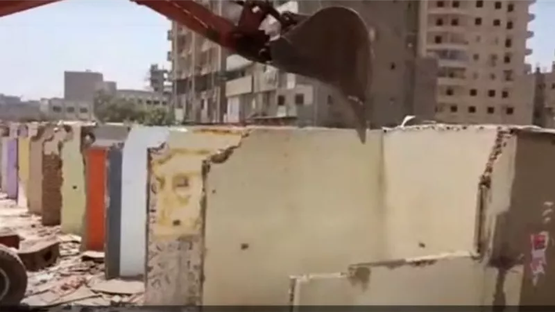 إزالة باكيات ومحلات وهناجر ومنشات متعارضة مع مسار محور الفريق كمال عامر