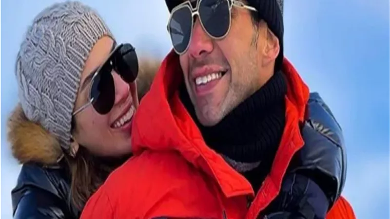 بحبها من أول يوم فتحت عنيا.. شريف إكرامي يتغزل بزوجته فى عيد ميلادها