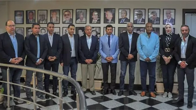 تعرف على أهم قرارات وزير الشباب وأعضاء إتحاد الكرة خلال جلسة اليوم